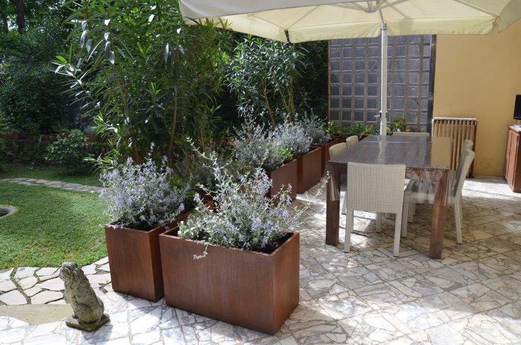 terrazzo con fioriere corten