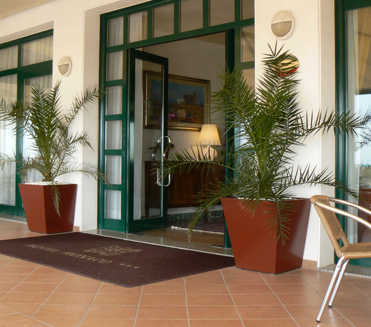 Hotel-ingresso-con-fioriere-rosso-siena